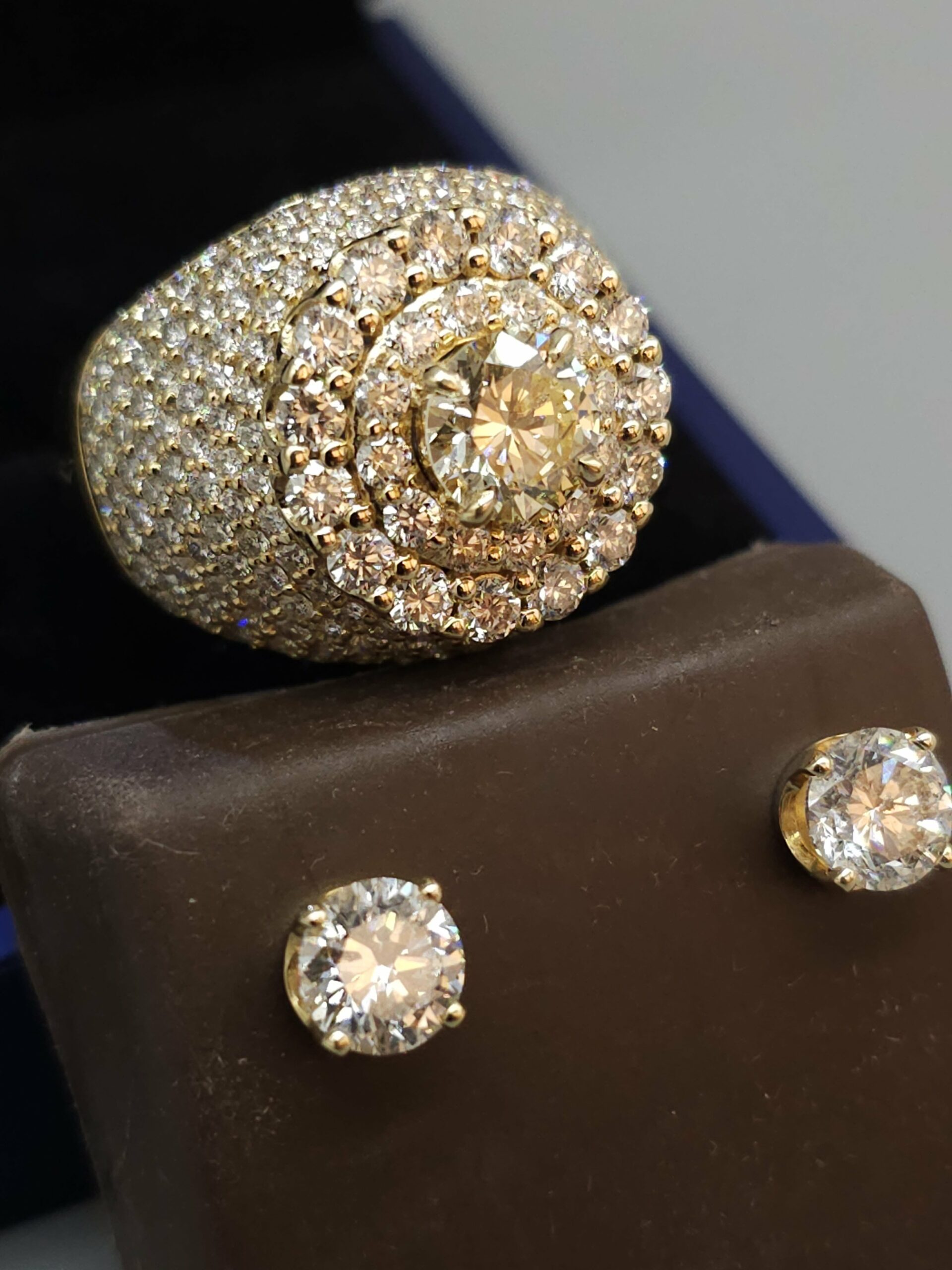 14KT Gold 5.88CTW Dia Mens Ring With Earrings Set - Image 3
