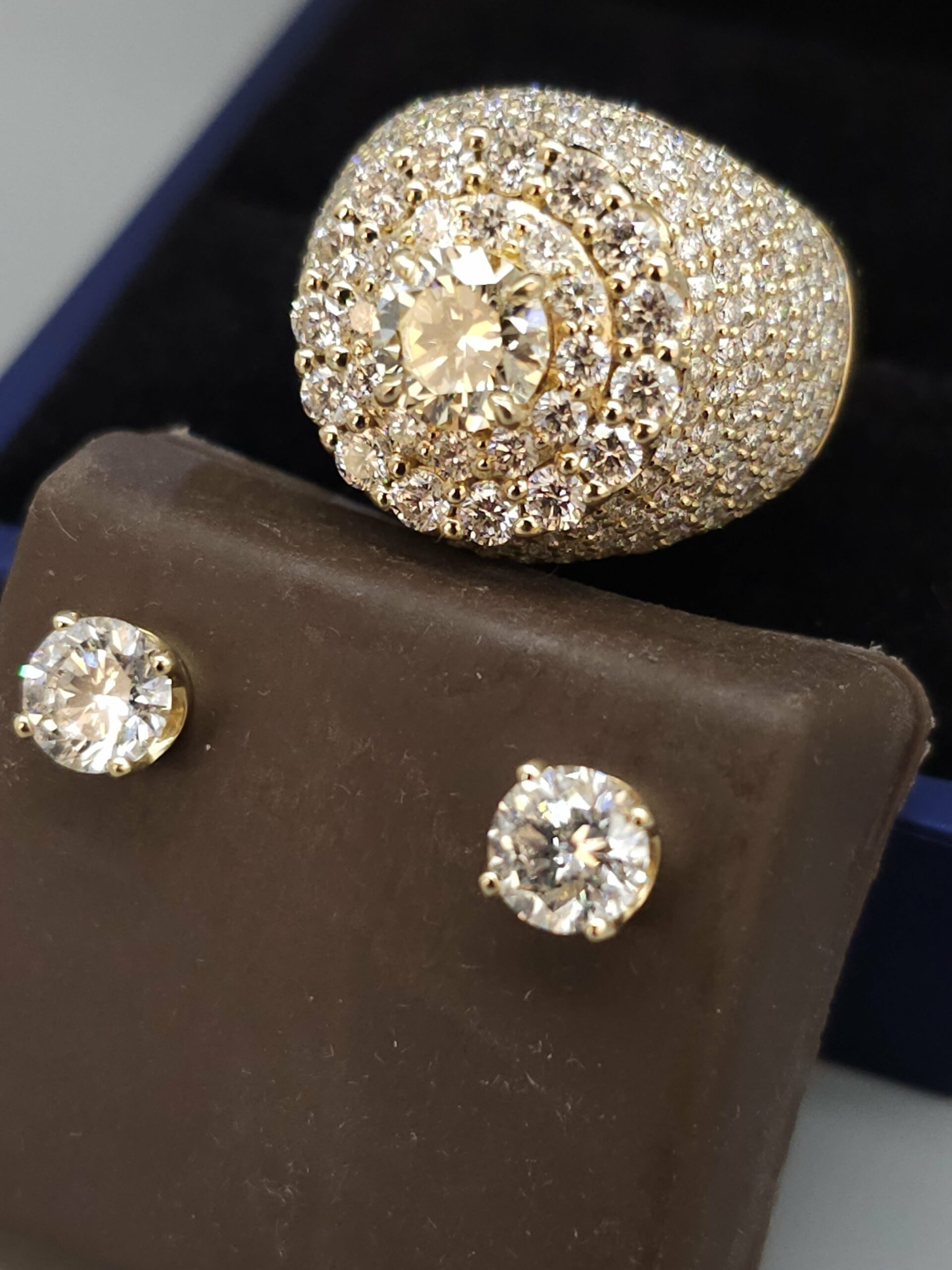 14KT Gold 5.88CTW Dia Mens Ring With Earrings Set - Image 2